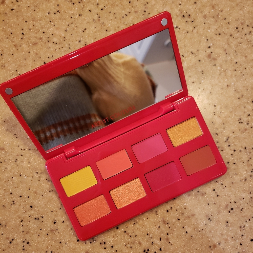 NWT Caliente Artist Couture Eyeshadow Palette